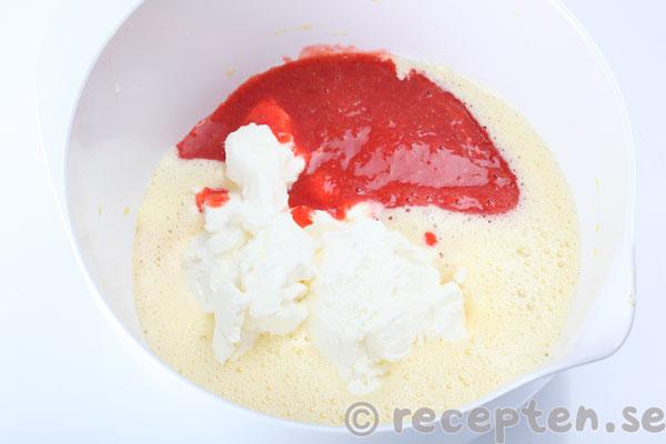 jordgubbsyoghurtglass steg 3: mixade jordgubbar och yoghurt tillsatt