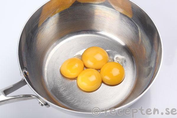 nötmarängtårta steg 8: äggulorna i en kastrull