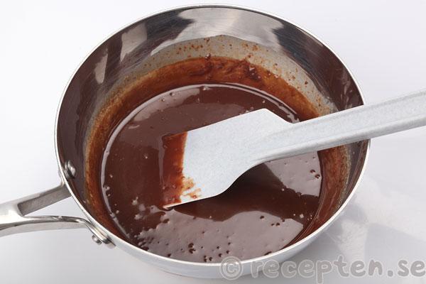 mandelchokladtårta steg 14: jämn och fin chokladsmet